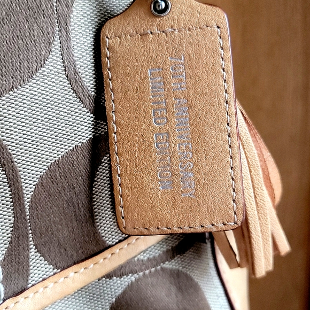 🌸70TH ANNIVERSARY LIMITED EDITION COACH PURSE🌸 - Picture 4 of 10